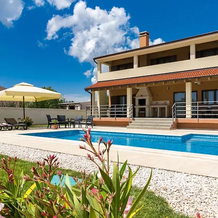 In Mit Privatem Pool Holiday home