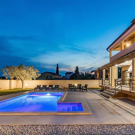 In Mit Privatem Pool Holiday home Jursici