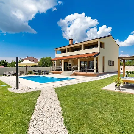 In Mit Privatem Pool Holiday home Jursici